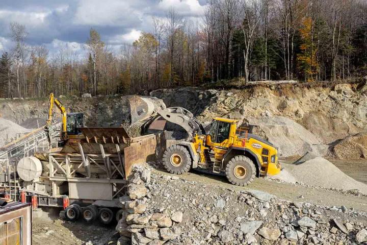 La companie Excavation Steve Leblanc et Fils réalise des travaux de concassage et de tamisage.